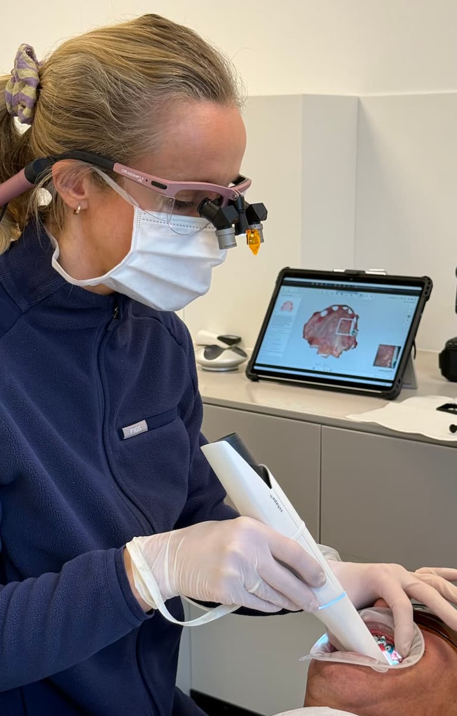 Dr. Barbara Vogtner beim digitalen Intraoral-Scan