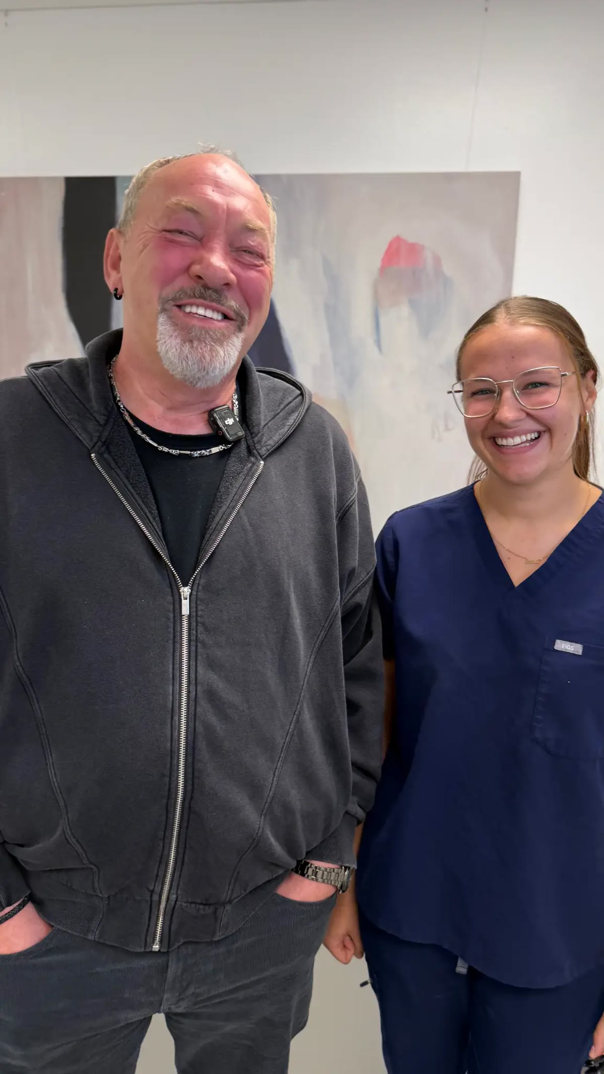 Glücklicher Patient mit festen Zähnen