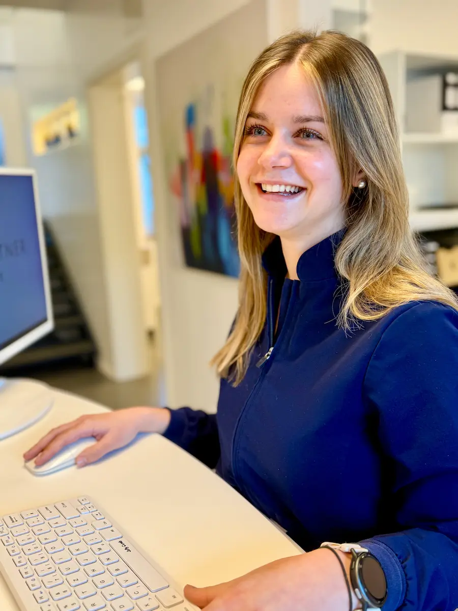 Marie, Praxismanagerin bei Dr. Vogtner Ingolstadt, am Empfang